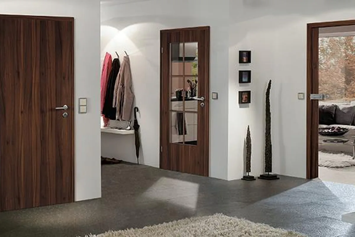 Diele mit drei Innentüren in Nussbaum, eine davon mit Sprossen-Glaseinsatz