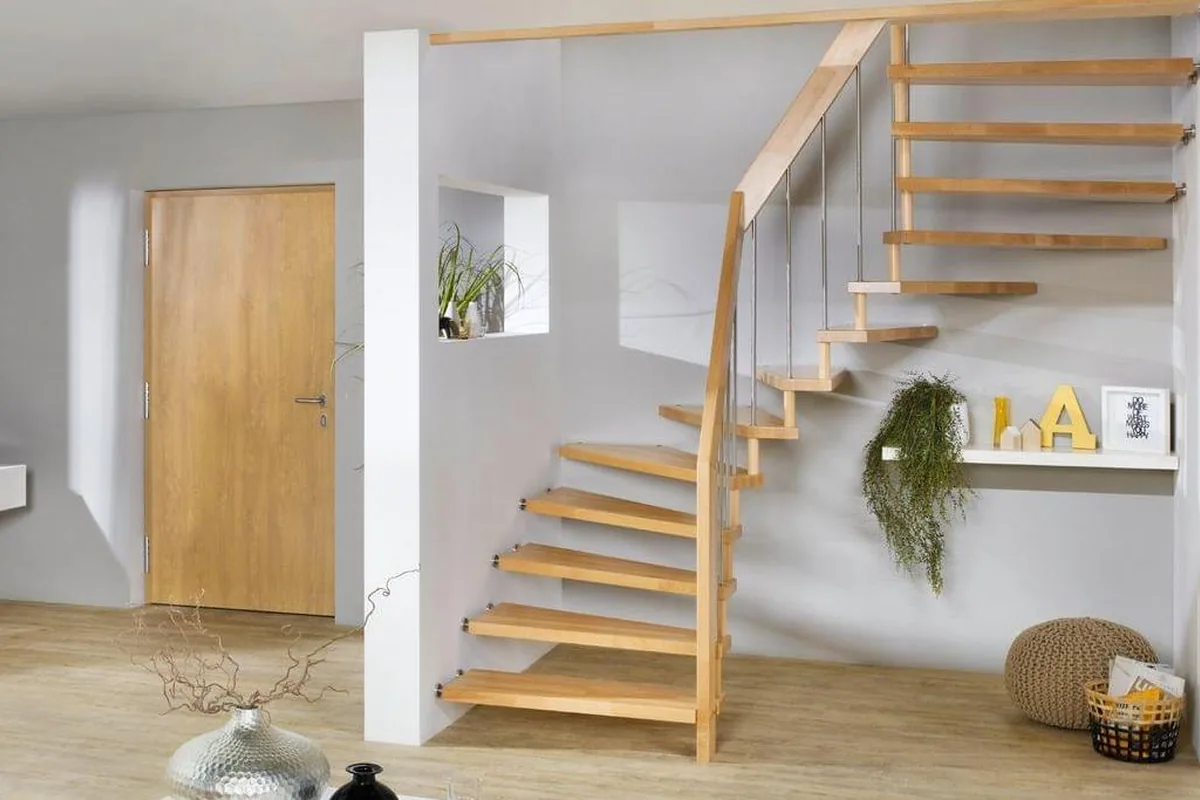 Offene Holztreppe mit Edelstahlgeländer im Wohnbereich