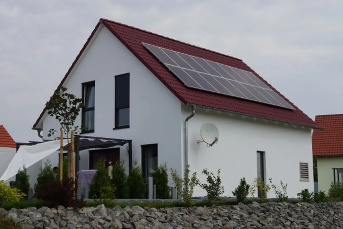 Einfamilienhaus Allegro mit Photovoltaik auf dem roten Dach