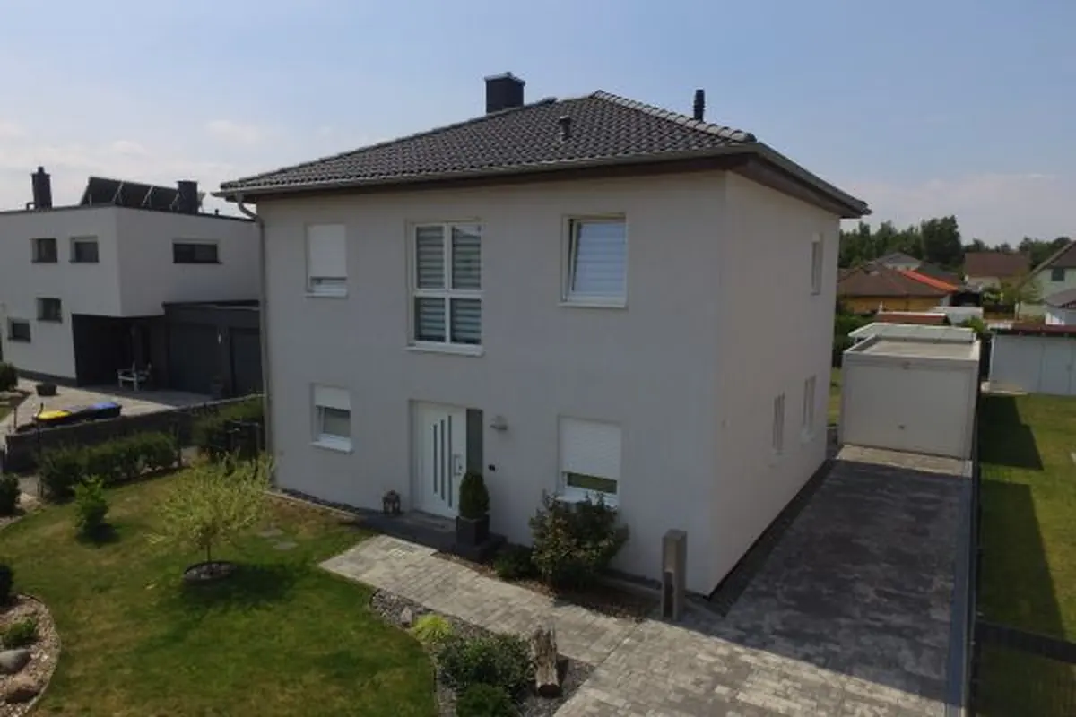 Luftaufnahme einer Stadtvilla mit Garage
