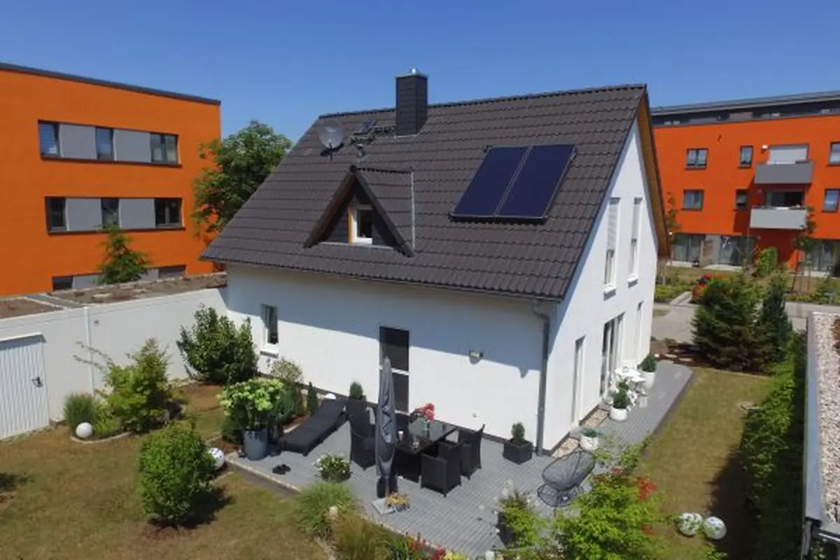 Luftaufnahme eines modernen Einfamilienhauses mit Photovoltaik