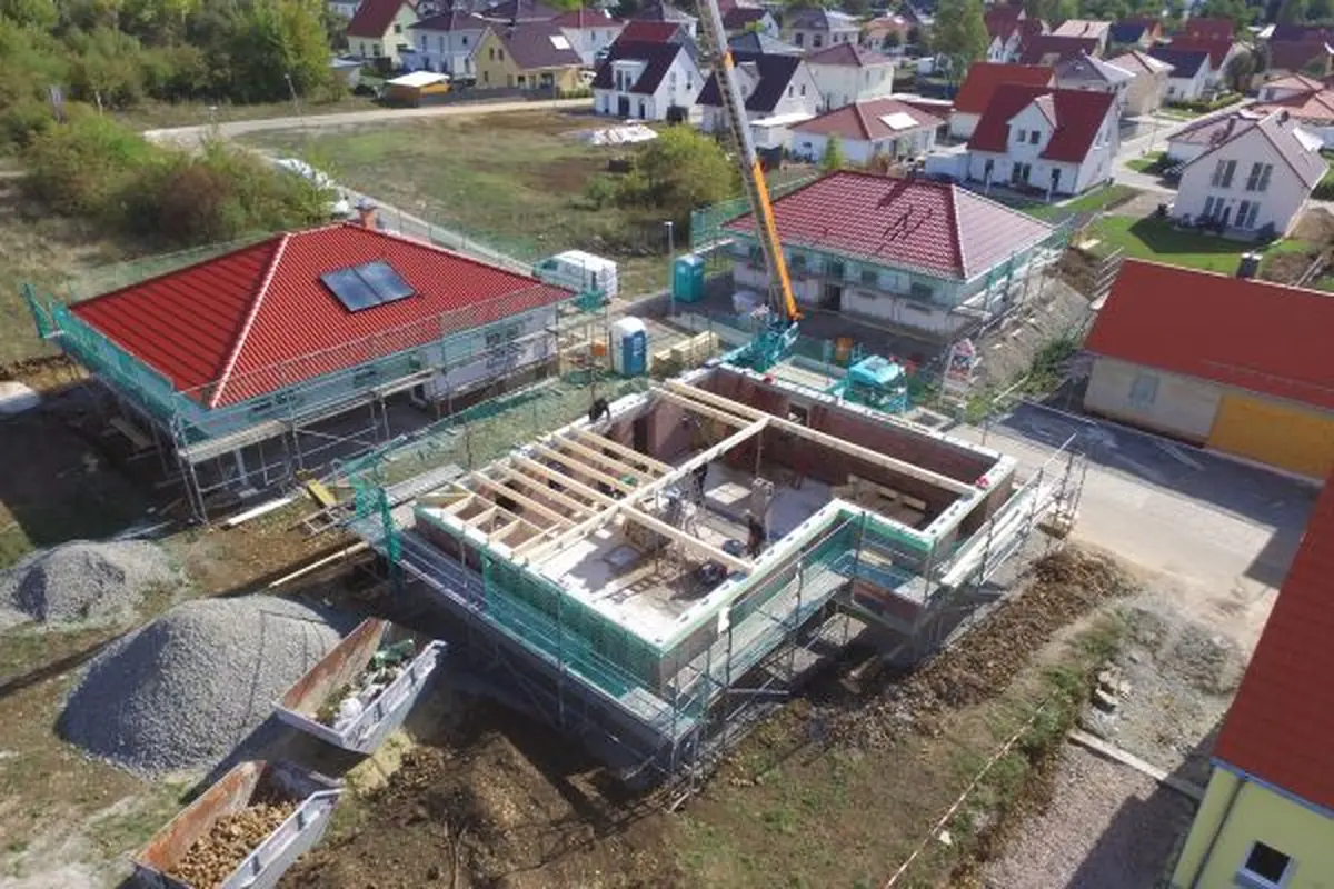 Luftaufnahme mehrerer Neubauten im Baugebiet