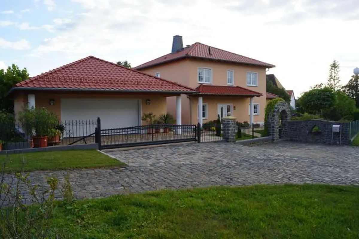 Stadtvilla mit Walmdach und gepflasterter Einfahrt