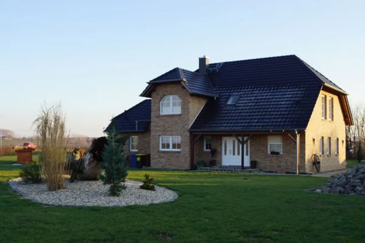 Einfamilienhaus mit Satteldach und Gartenanlage